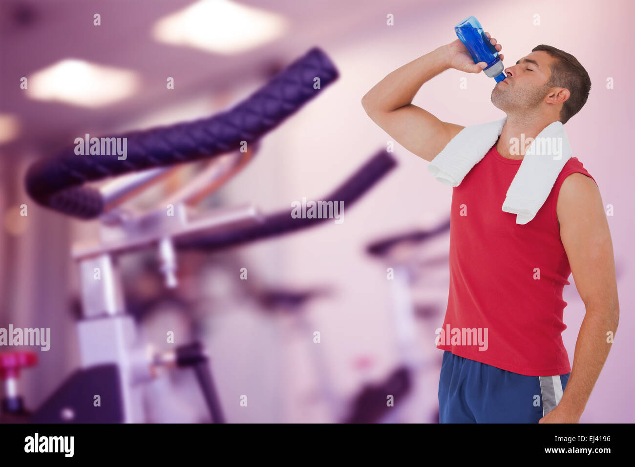 Zusammengesetztes Bild Fit Man Trinkwasser aus der Flasche Stockfoto