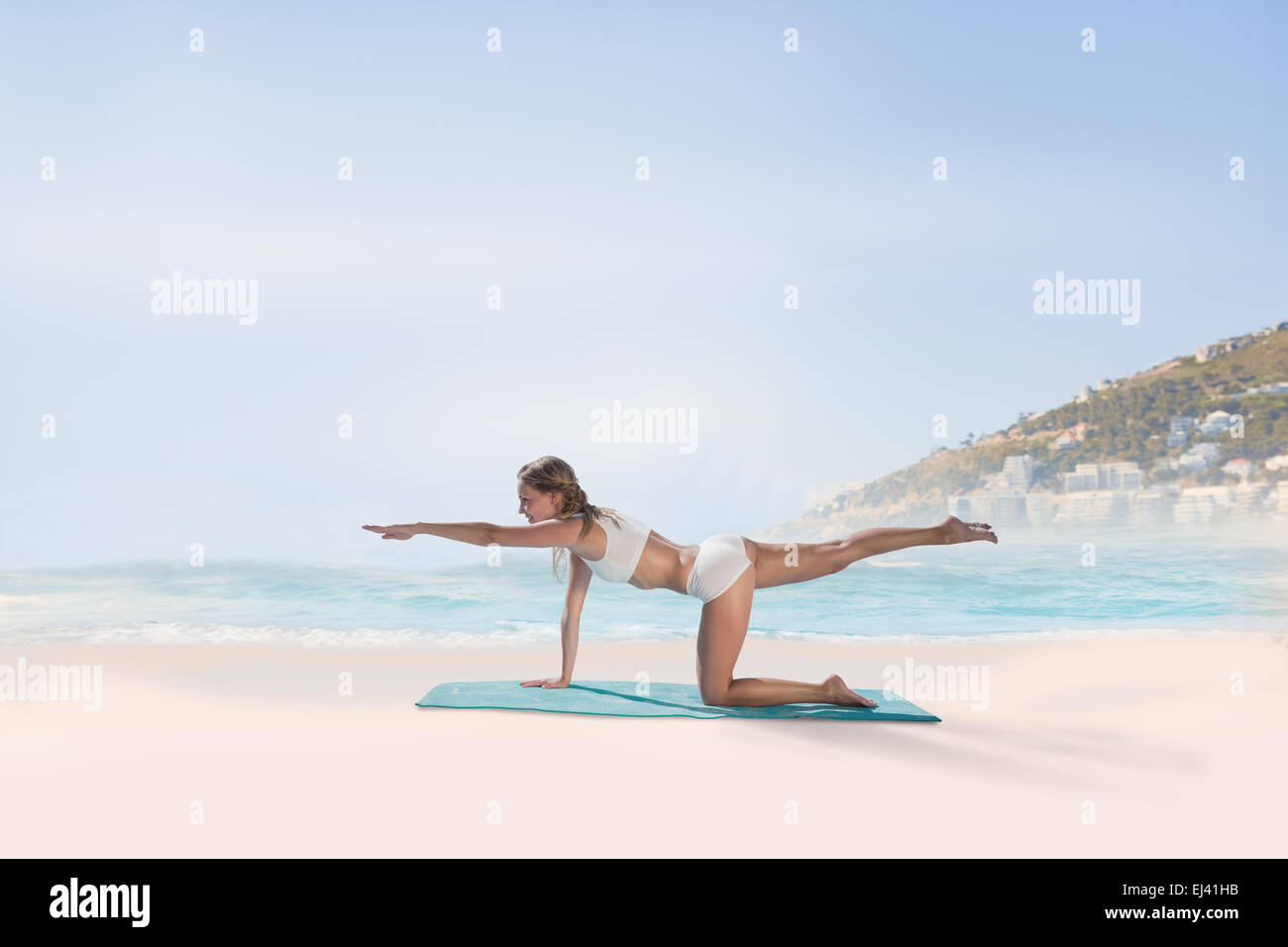 Zusammengesetztes Bild der wunderschöne Fit Blondine in Pilates-Pose am Strand Stockfoto