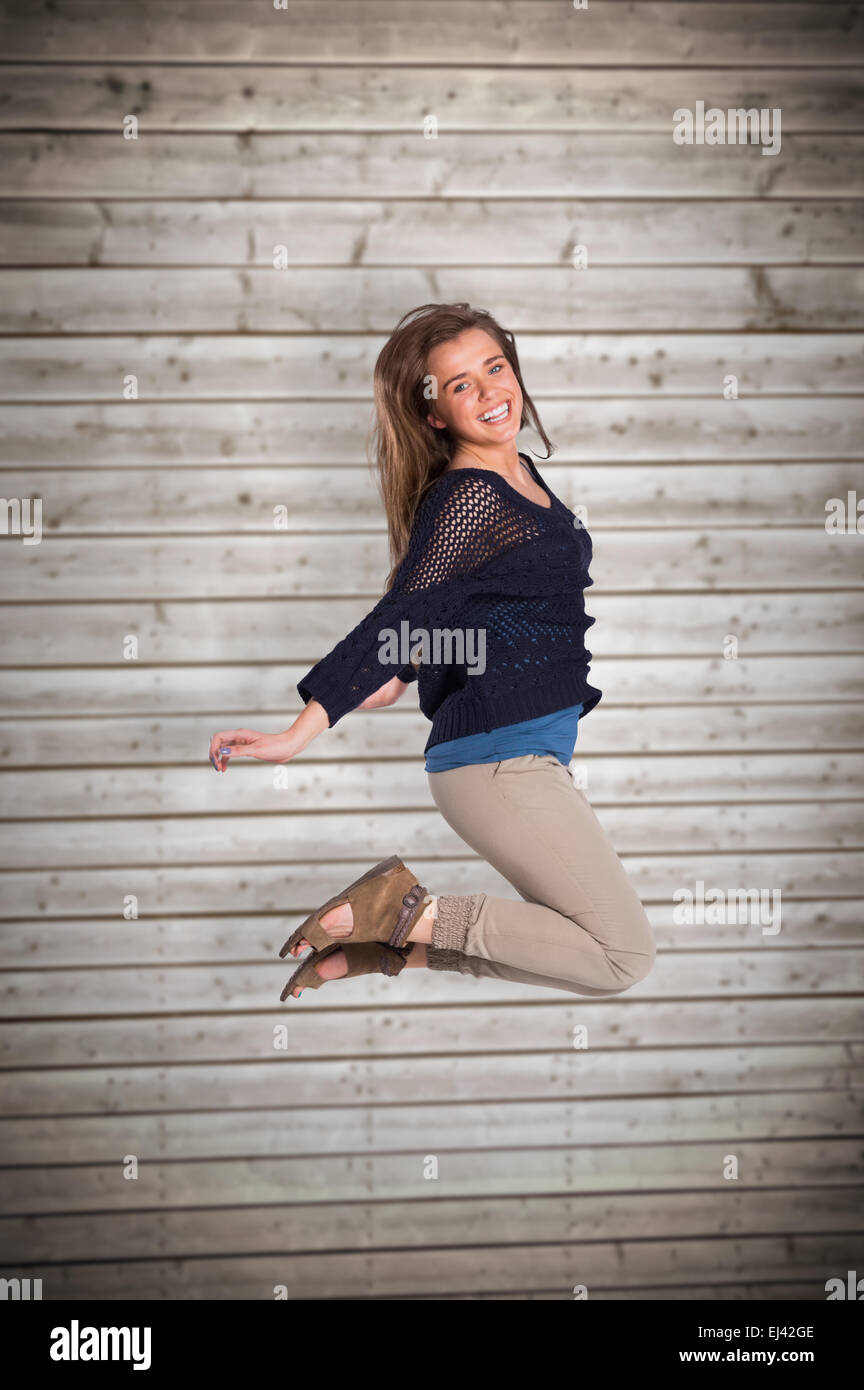 Zusammengesetztes Bild voller Länge der fröhliche junge Frau springen Stockfoto