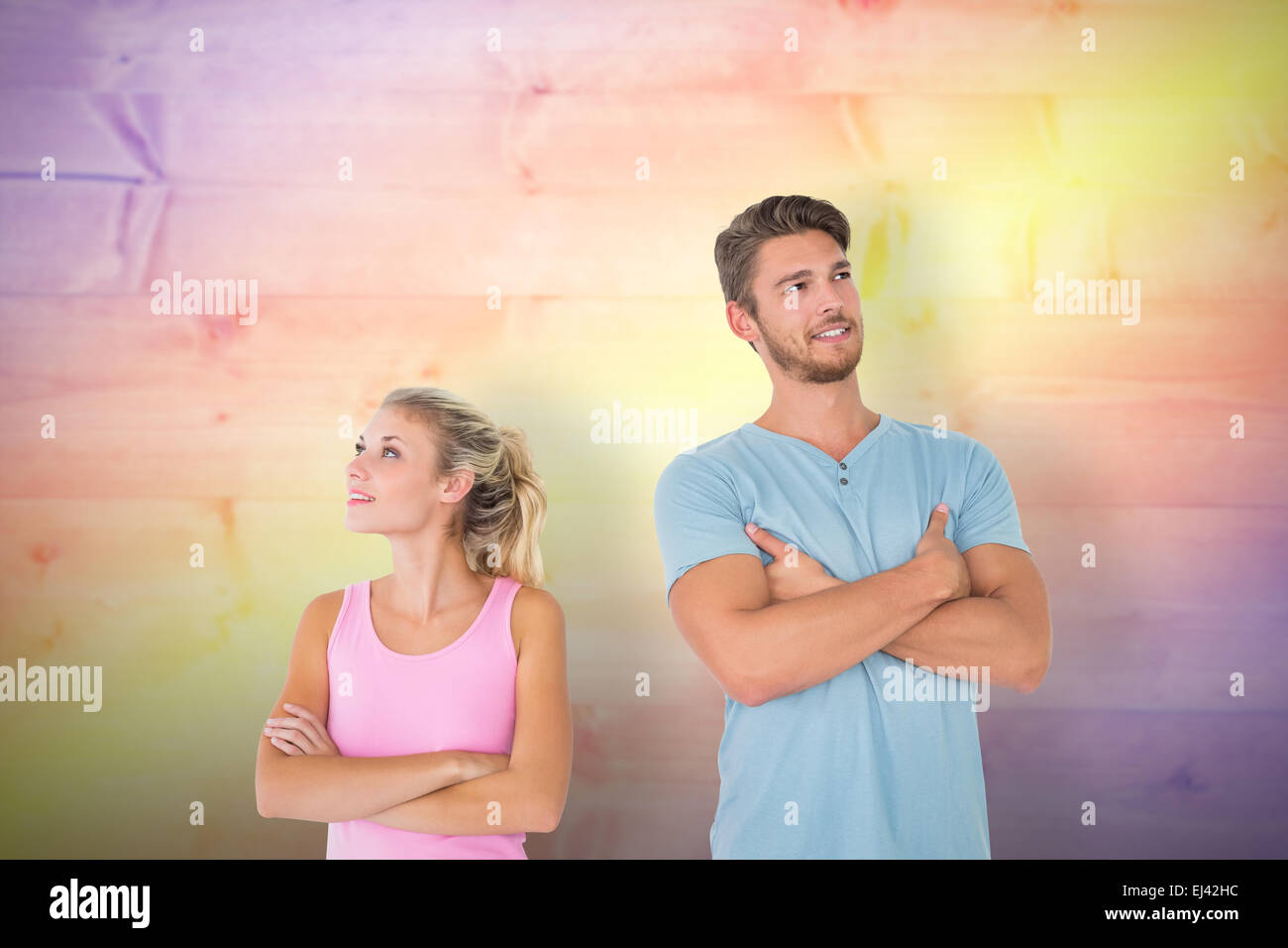 Zusammengesetztes Bild jungen Paares posiert mit Arme gekreuzt Stockfoto