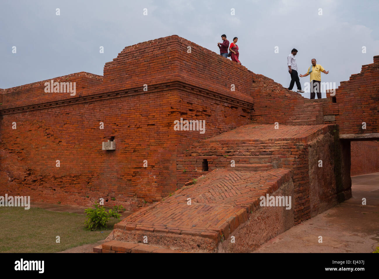 Die Besucher werden in einem der ausgegrabenen Klostergebäude des antiken buddhistischen Nalanda-Universitätskomplexes in Nalanda, Bihar, Indien fotografiert. Stockfoto
