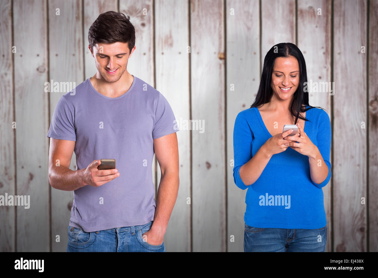 Zusammengesetztes Bild jungen Paares eine SMS Stockfoto