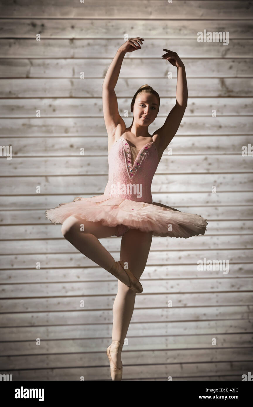 Zusammengesetztes Bild hübsche Ballerina tanzen Stockfoto