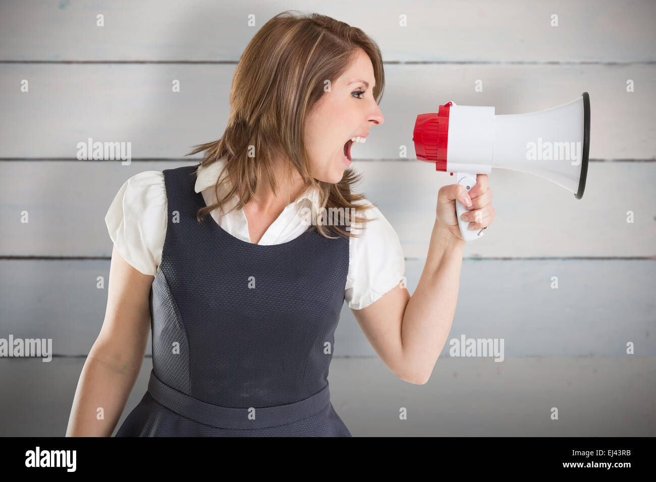 Zusammengesetztes Bild der Geschäftsfrau durch Megaphon schreien Stockfoto