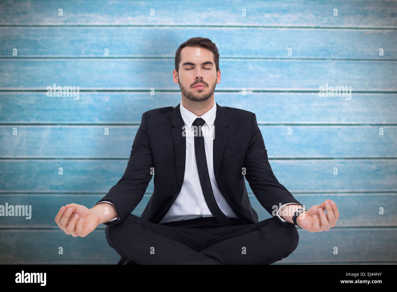 Zusammengesetztes Bild der friedlichen Geschäftsmann in Lotus Pose entspannt sitzen Stockfoto