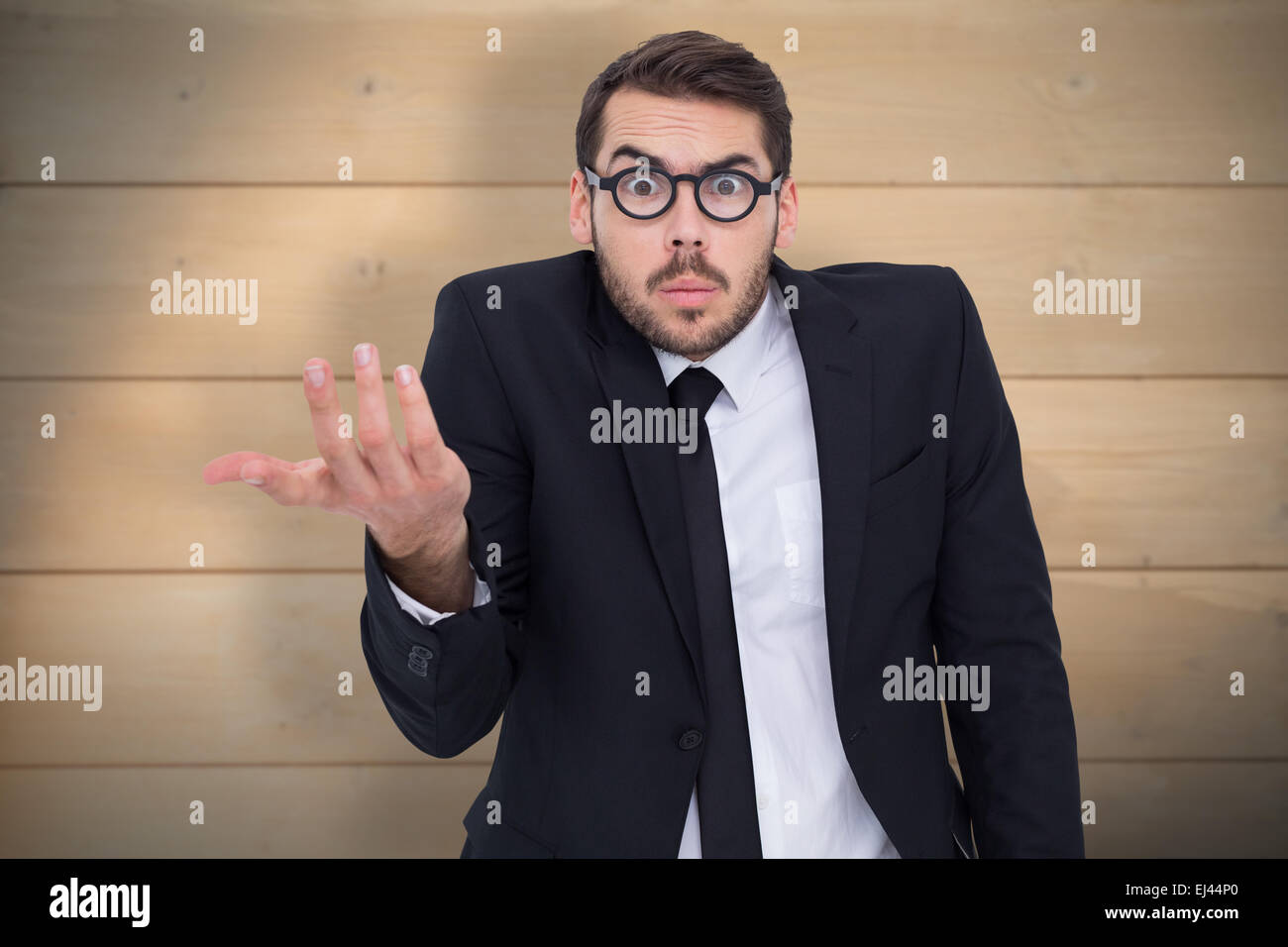 Zusammengesetztes Bild von zweifelhafter Geschäftsmann mit Brille gestikulieren Stockfoto