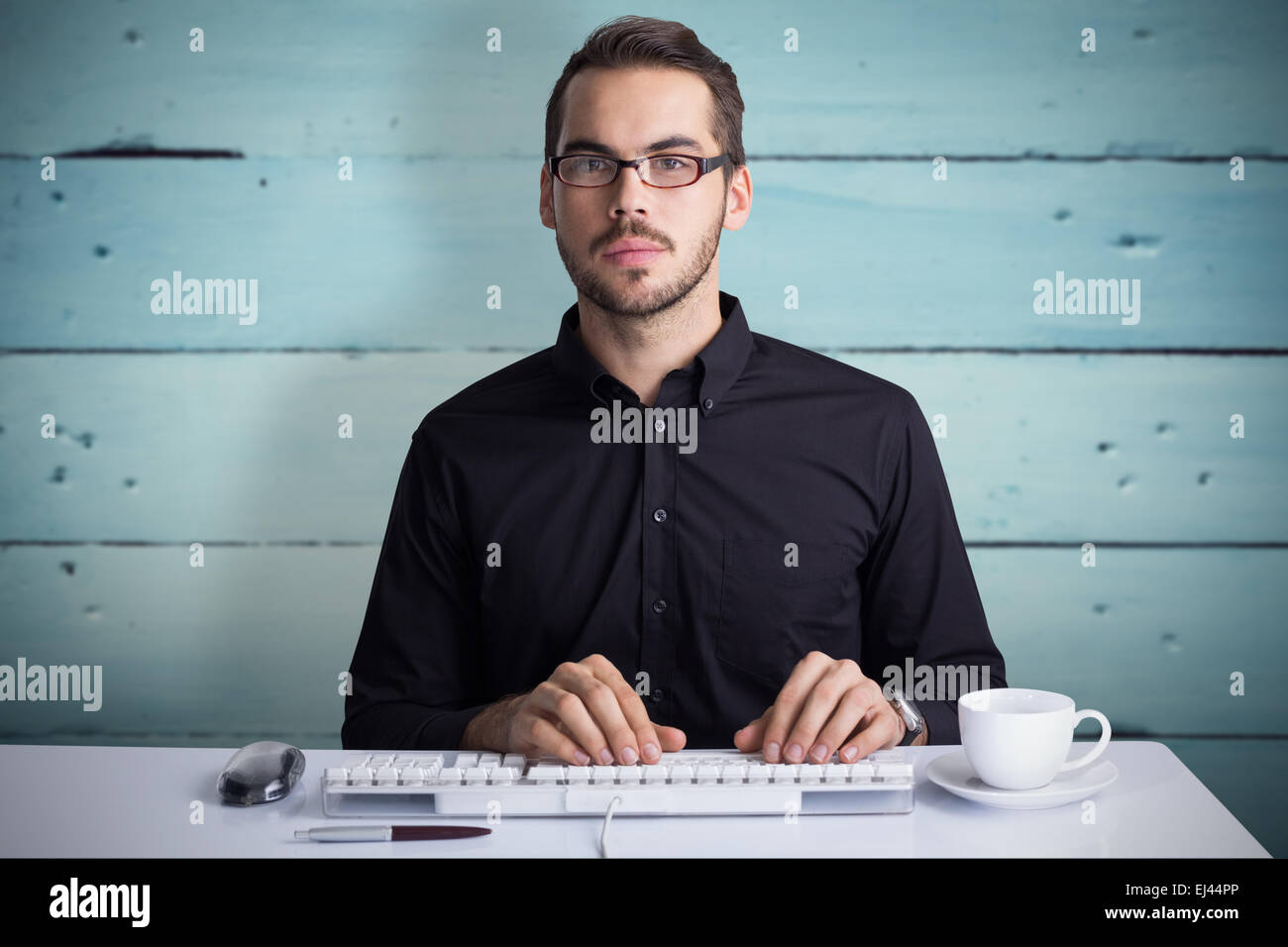 Zusammengesetztes Bild konzentriert Geschäftsmann über Tastatur eingeben Stockfoto
