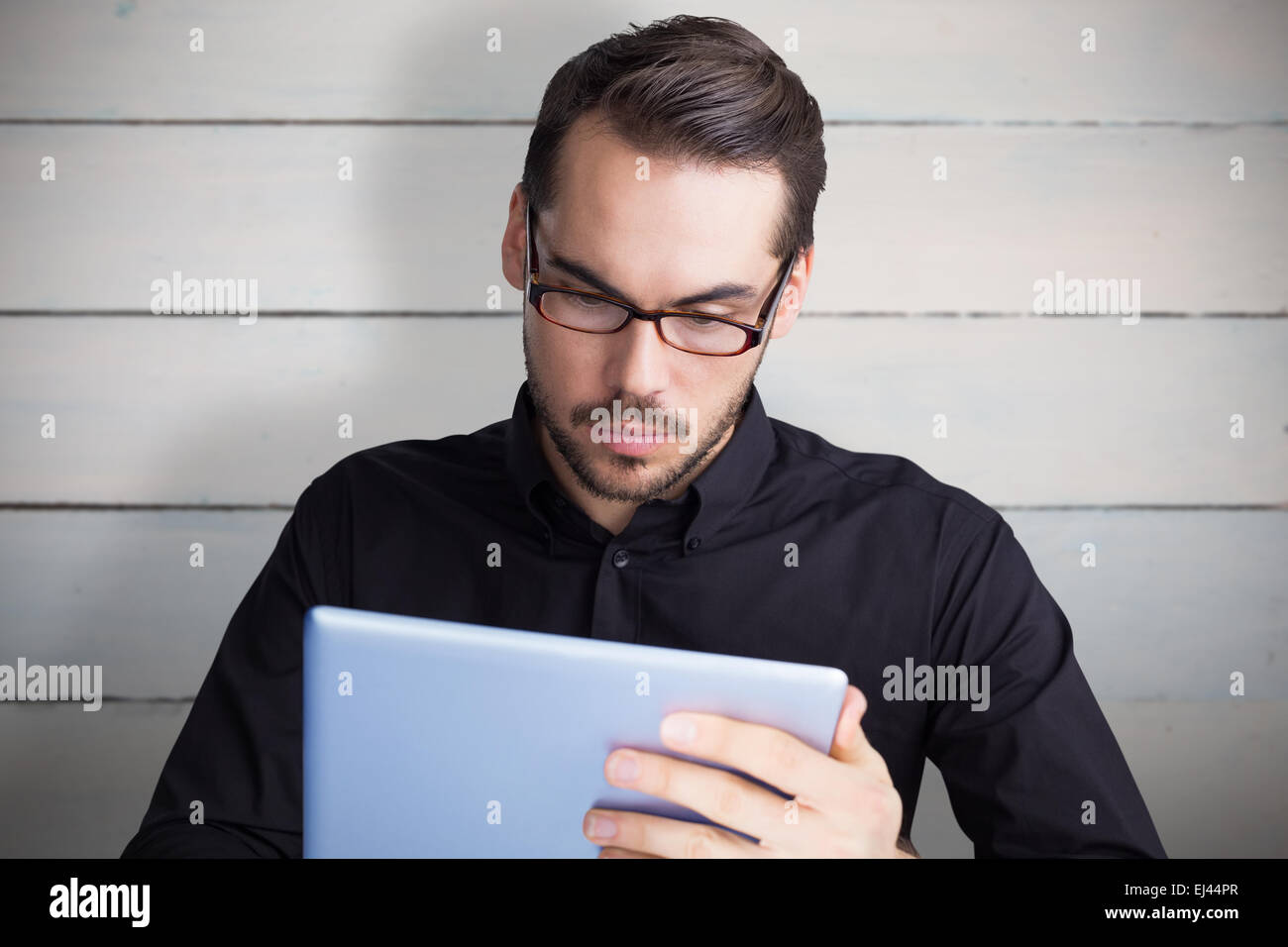 Zusammengesetztes Bild von fröhlich Geschäftsmann in Gläsern mit tablet Stockfoto
