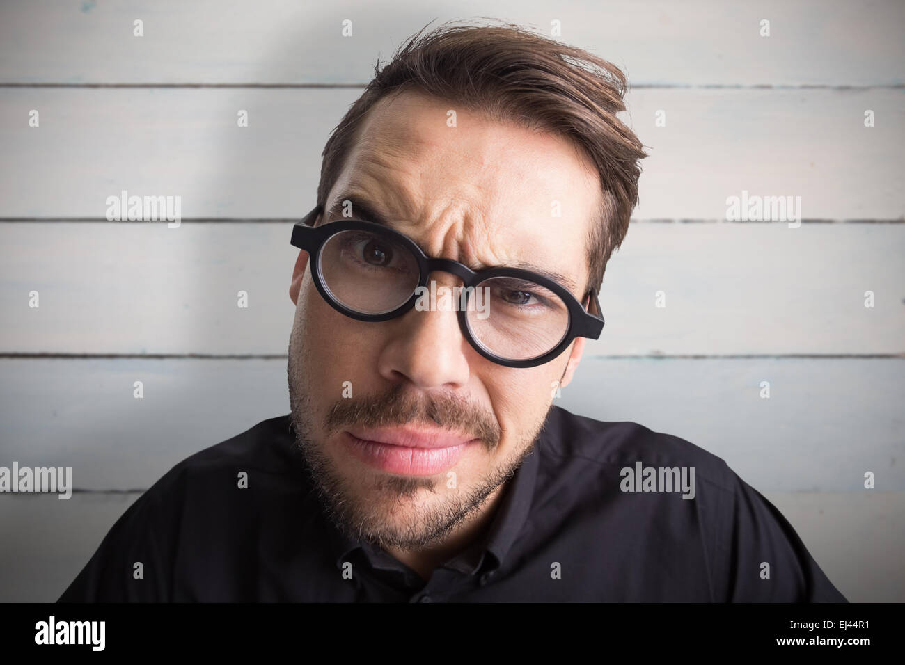 Zusammengesetztes Bild Porträt eines zweifelhaften Geschäftsmann mit Brille Stockfoto