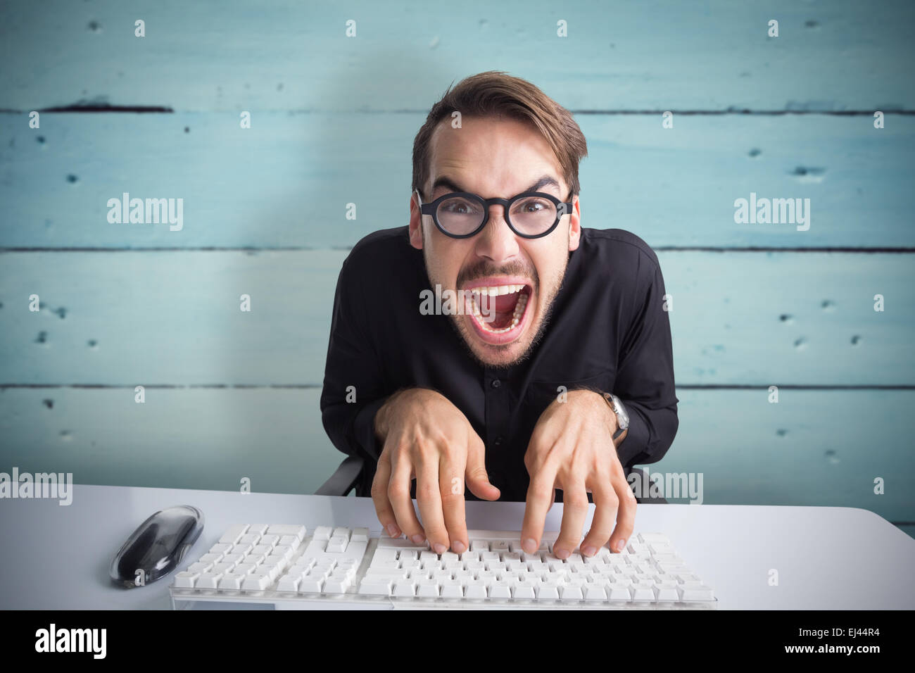 Zusammengesetztes Bild aufgeregt Geschäftsmann über Tastatur eingeben Stockfoto