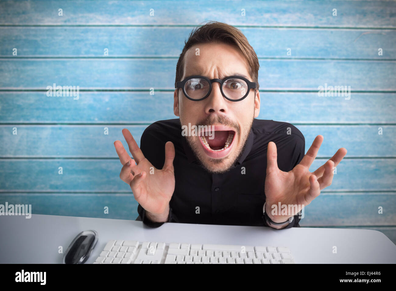 Zusammengesetztes Bild besorgt Geschäftsmann mit einer Brille mit computer Stockfoto