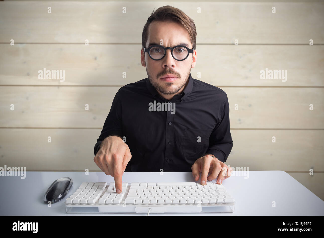 Zusammengesetztes Bild konzentrierte Geschäftsmann über Tastatur eingeben Stockfoto