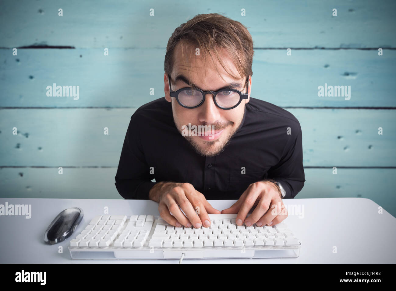 Zusammengesetztes Bild aufgeregt Geschäftsmannes Computer verwenden und das Tragen einer Brille Stockfoto
