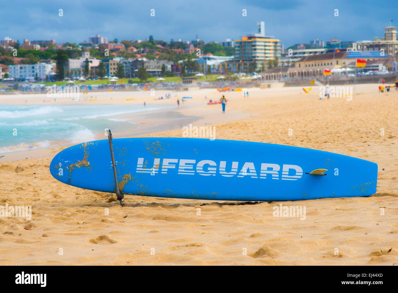 Bondi Beach im Herbst und eine Erinnerung, die Rettungsschwimmer im Einsatz mit dem Surfbrett Stockfoto