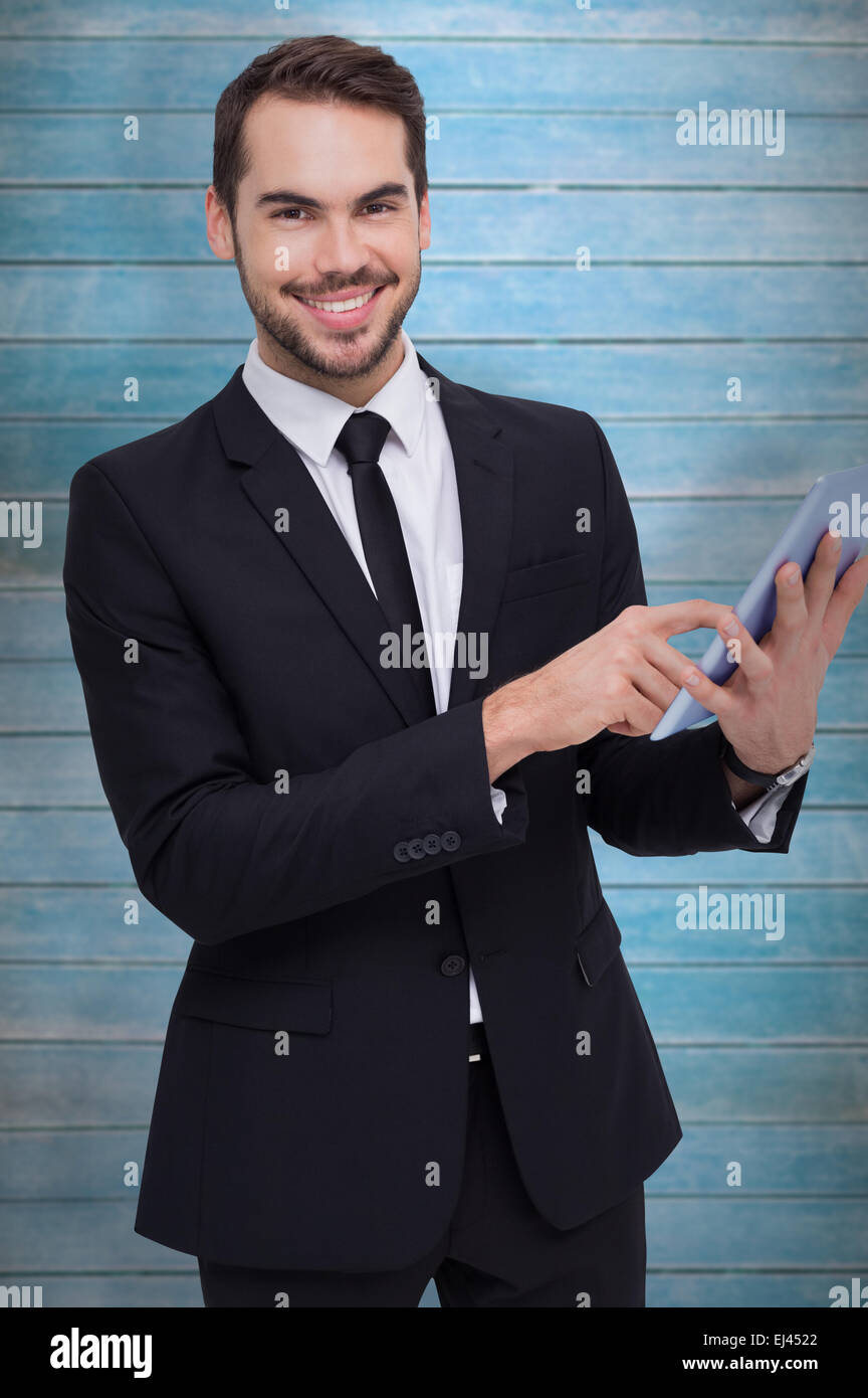 Zusammengesetztes Bild der Geschäftsmann mit seinem Tablet beim Betrachten der Kameras Stockfoto
