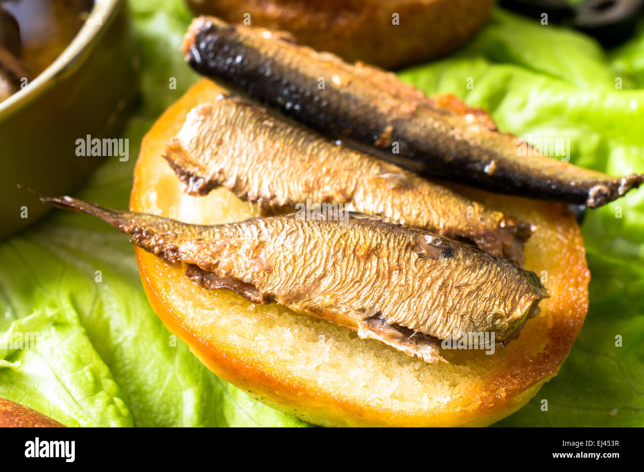 Tapas-Brötchen-Burger mit geräucherte Sardinen oder Sprotten ...