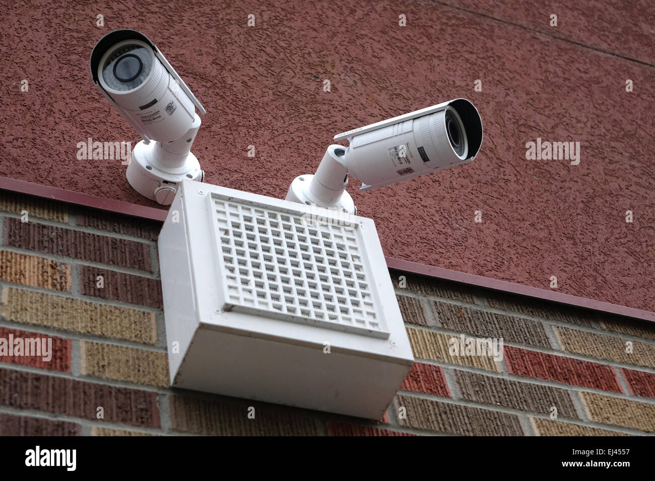 Überwachungskameras im Auge behalten Aktivität außerhalb einer Grundschule in Washington State, USA Stockfoto