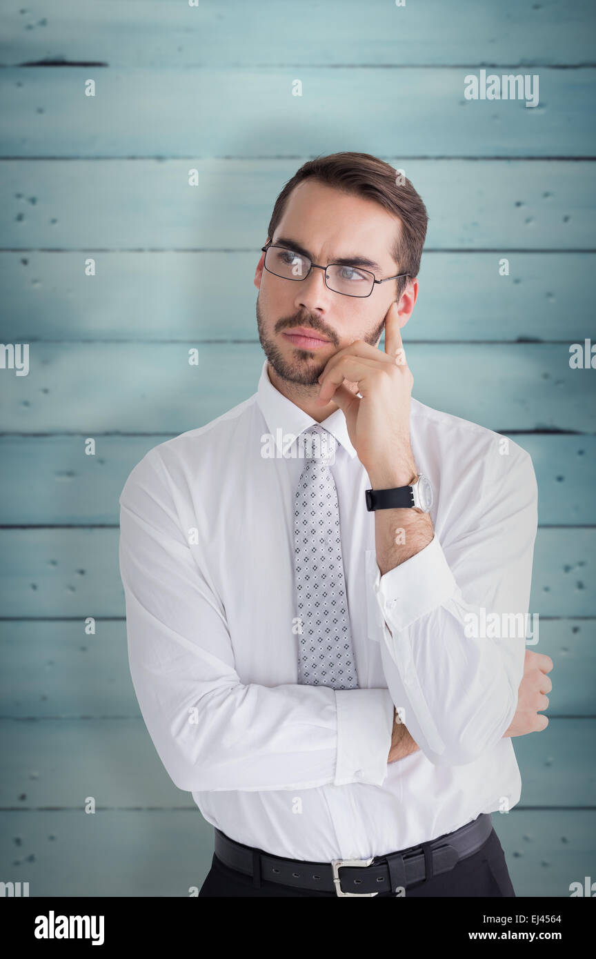 Zusammengesetztes Bild Porträt eines Geschäftsmannes mit Brille denken Stockfoto