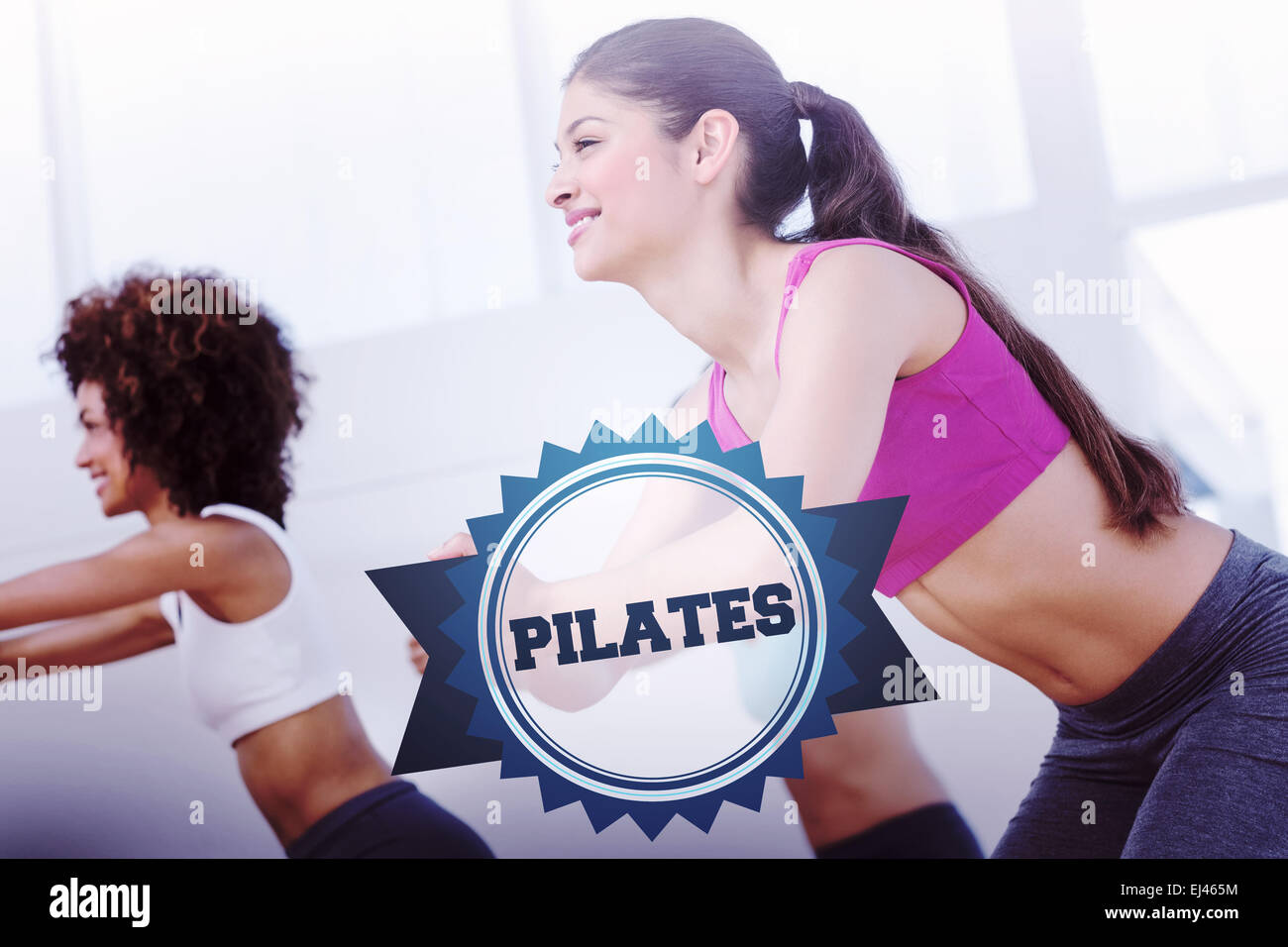 Das Wort Pilates und fröhliche Fitness-Klasse Stockfoto