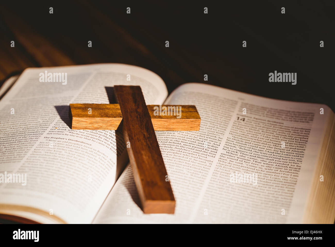 Aufgeschlagene Bibel mit Kreuz-Symbol Stockfoto