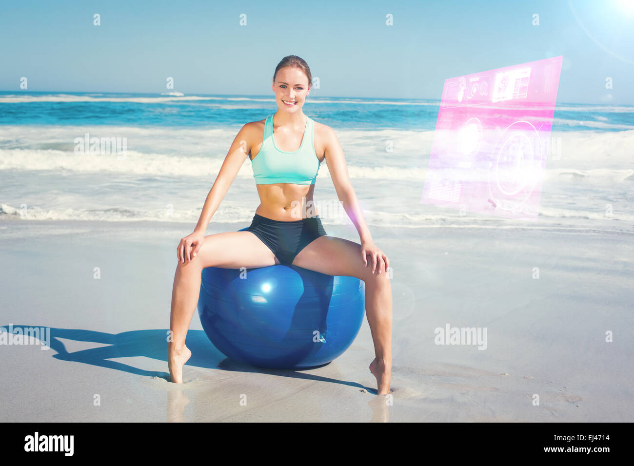 Zusammengesetztes Bild Fit Frau sitzen auf Gymnastikball am Strand Stockfoto