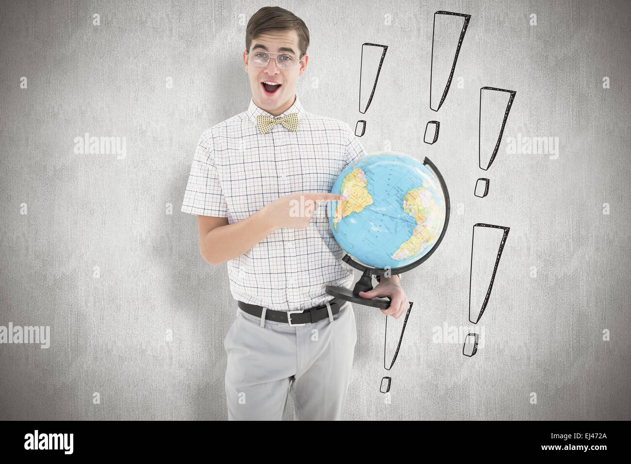 Zusammengesetztes Bild geeky Hipster hält eine Kugel in die Kamera Lächeln Stockfoto
