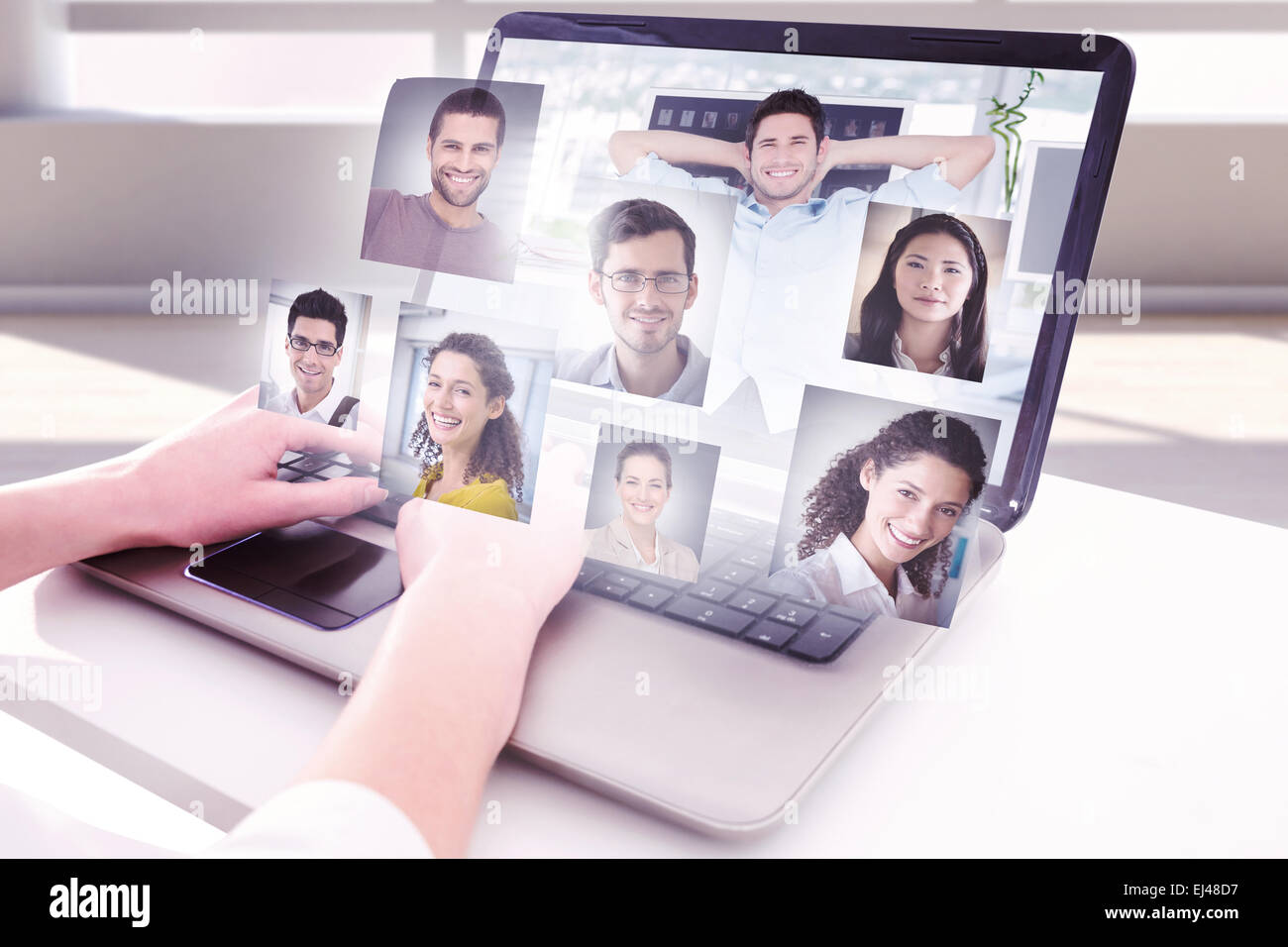 Zusammengesetztes Bild fröhlich kreative Business-Mitarbeiters ruht Stockfoto