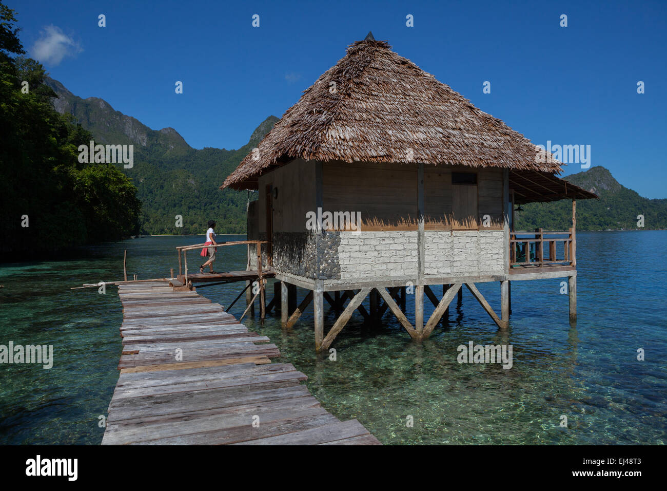 Holzhütten über dem Meerwasser im Ora Eco-Resort in Saleman Village, Nord-Seram, Zentral-Maluku, Maluku, Indonesien. Stockfoto