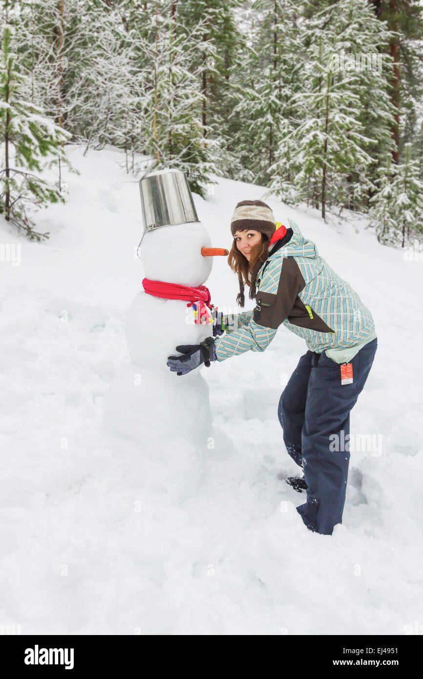 Frau viel Spaß im verschneiten Winterwald im freien Stockfoto