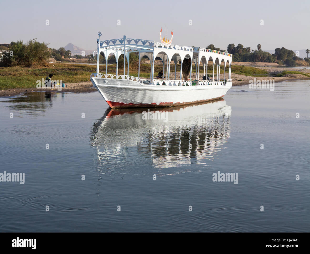 Motorboot auf einem sehr ruhigen Nil in der Nähe von Luxor, Oberägypten Stockfoto