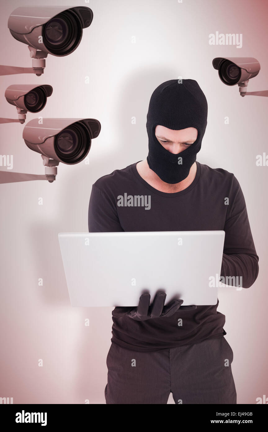 Zusammengesetztes Bild der Hacker mit Laptop, Identität zu stehlen Stockfoto