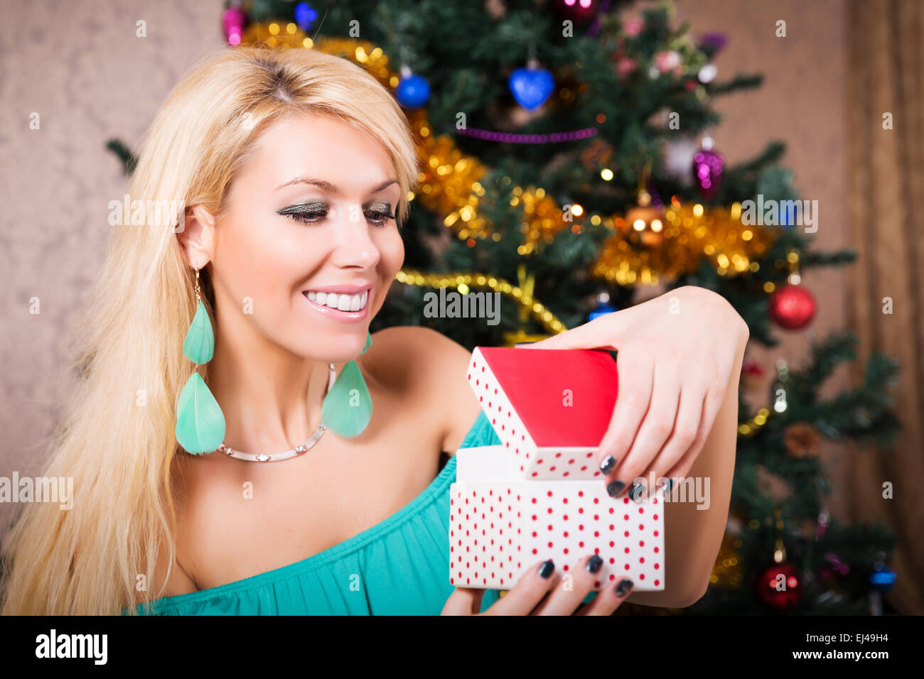 Hübsche Frau mit Geschenk Weihnachtsbaum Stockfoto