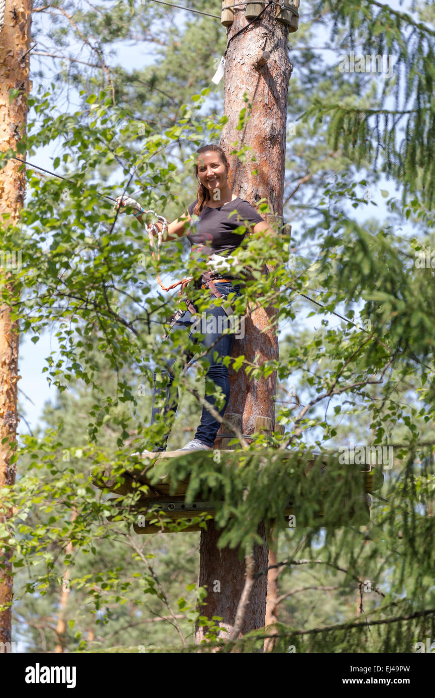 Junge mutige Frau in ein Abenteuer-Seilpark Klettern Stockfoto