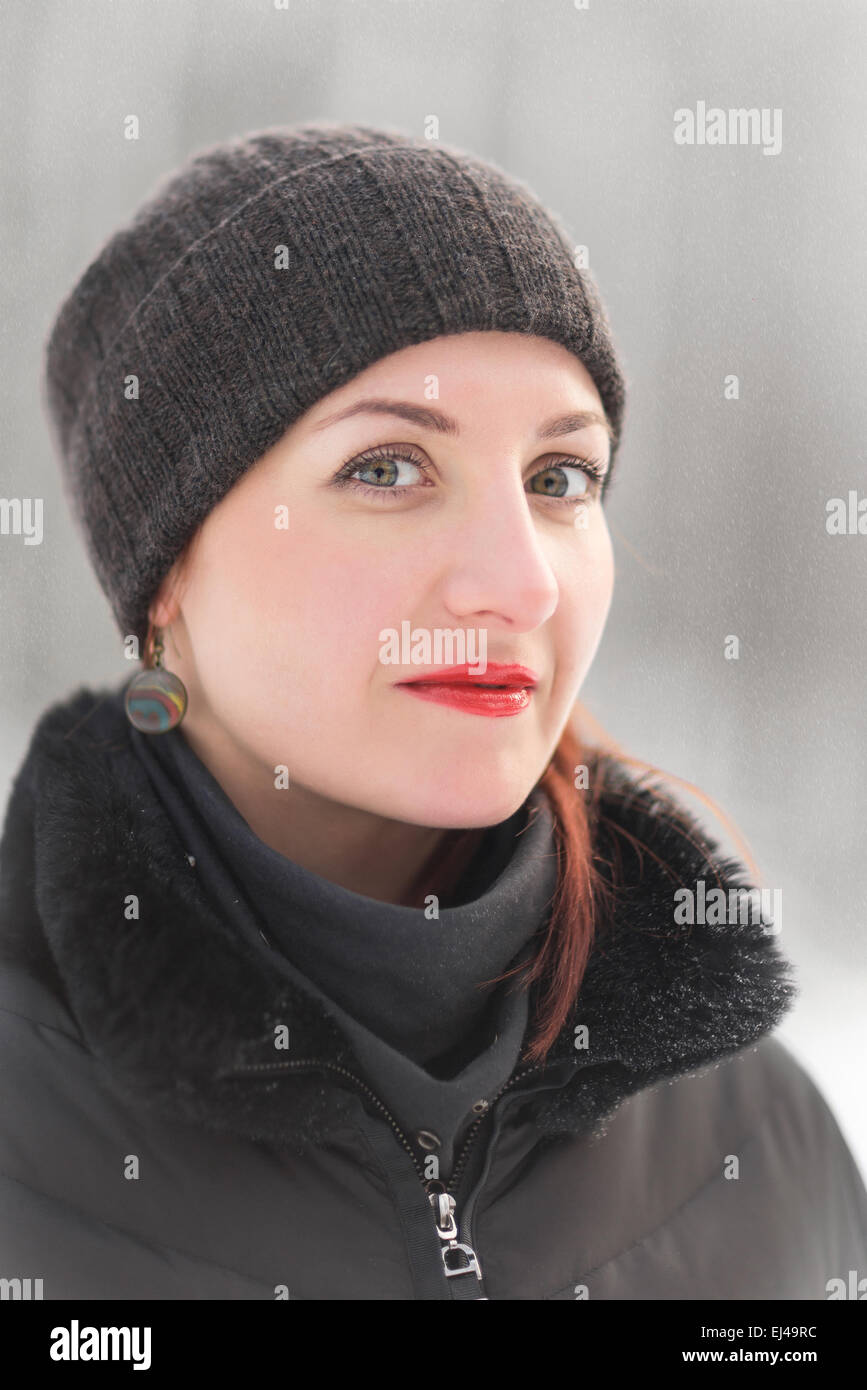 Junge hübsche Winter Frau im Freien in tagsüber Stockfoto
