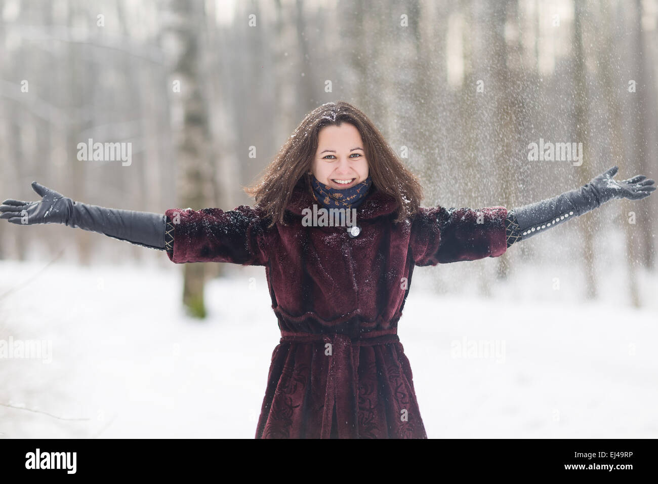 Winter gerne hübsche Frau viel Spaß im freien Stockfoto