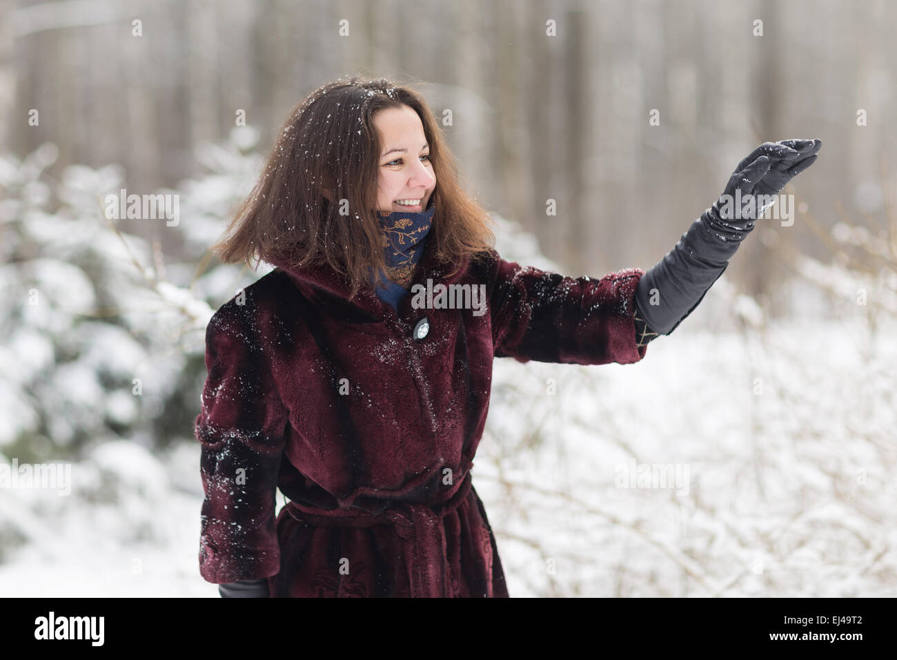 Winter gerne hübsche Frau viel Spaß im freien Stockfoto