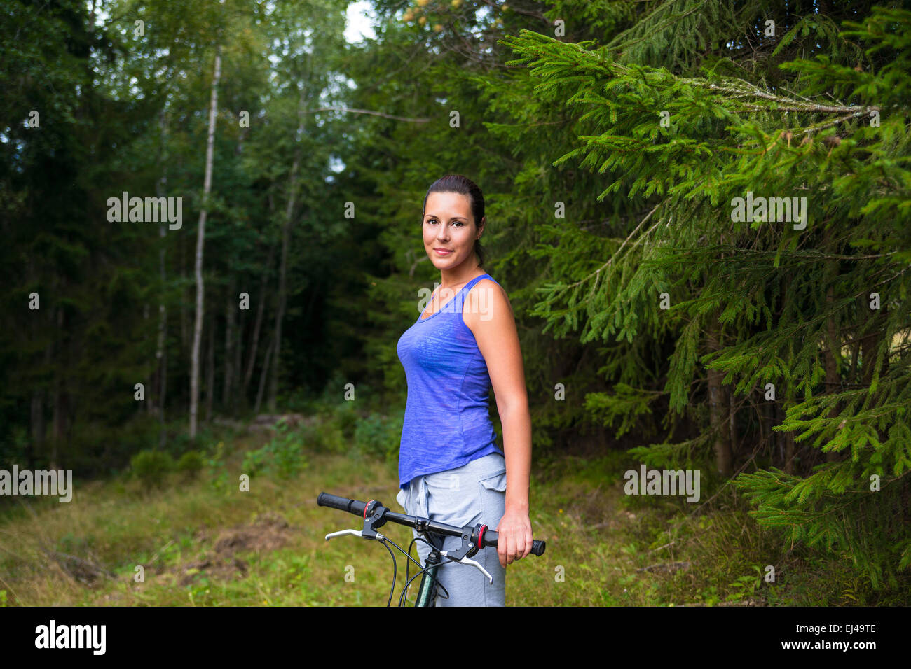 Junge hübsche Frau und Fahrrad Natur im freien Stockfoto