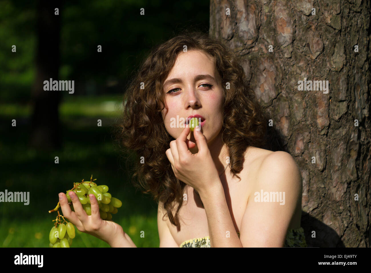 Hübsche Frau mit Traube Snack im freien snack Stockfoto