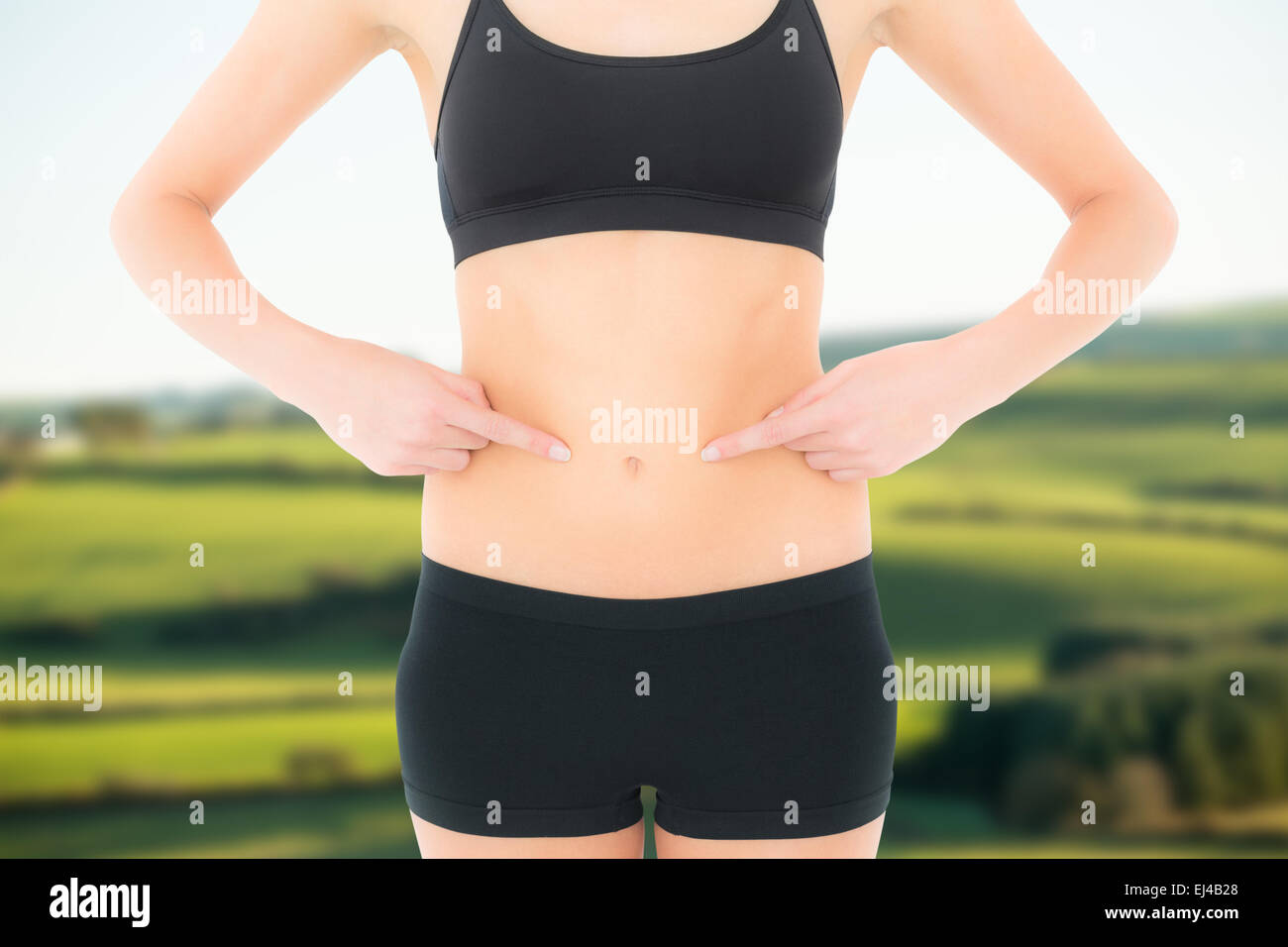 Zusammengesetztes Bild von Closeup Mittelteil einer Fit Frau mit Hände auf Bauch Stockfoto