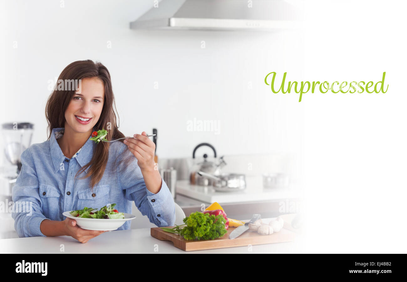 Unverarbeitete gegen Frau einen vegetarische Salat essen Stockfoto