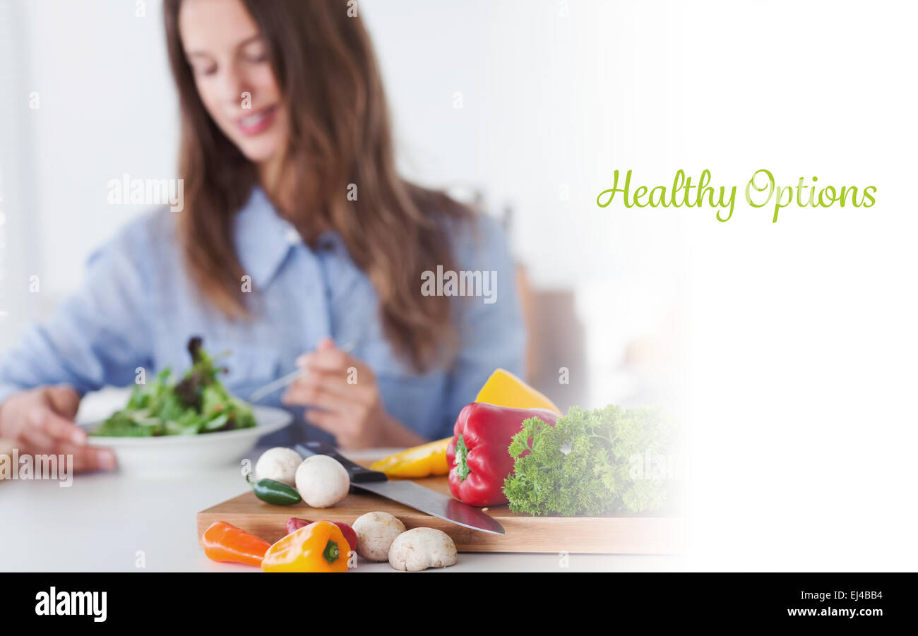 Gesunde Alternativen gegen hübsche Frau, die einen vegetarische Salat essen Stockfoto