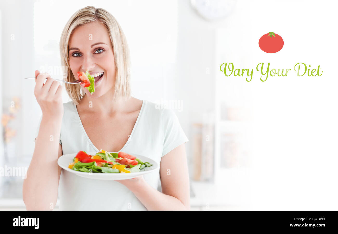 Variieren Sie Ihre Ernährung gegen Ende von einer charmanten Frau genießen gemischten Salat Stockfoto