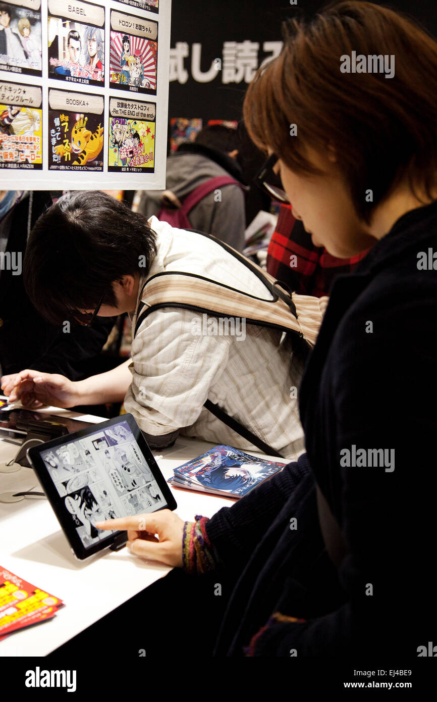 Tokio, Japan. 21. März 2015. Besucher lesen Manga auf Tablets auf der Anime Japan 2015 am 21. März 2015 in Tokio, Japan. Anime Japan 2015 vereint alle Aspekte der "Anime" bietet die Möglichkeit für Besucher in der Nähe von Machern, Synchronsprecher, Idol Gruppen und Cosplayer und lernen über die Branche erhalten. Dies ist das zweite Jahr, die die Ausstellung in Tokyo Big Sight gehalten wird. Bildnachweis: Aflo Co. Ltd./Alamy Live-Nachrichten Stockfoto