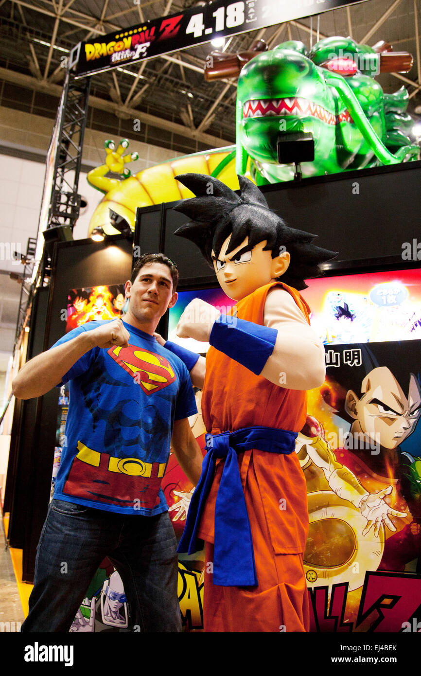 Tokio, Japan. 21. März 2015. Ein Besucher posiert für ein Foto mit Goku (Son  Goku) die Hauptfigur des japanischen Manga-Serie Dragonball Anime Japan  2015 am 21. März 2015 in Tokio, Japan. Anime