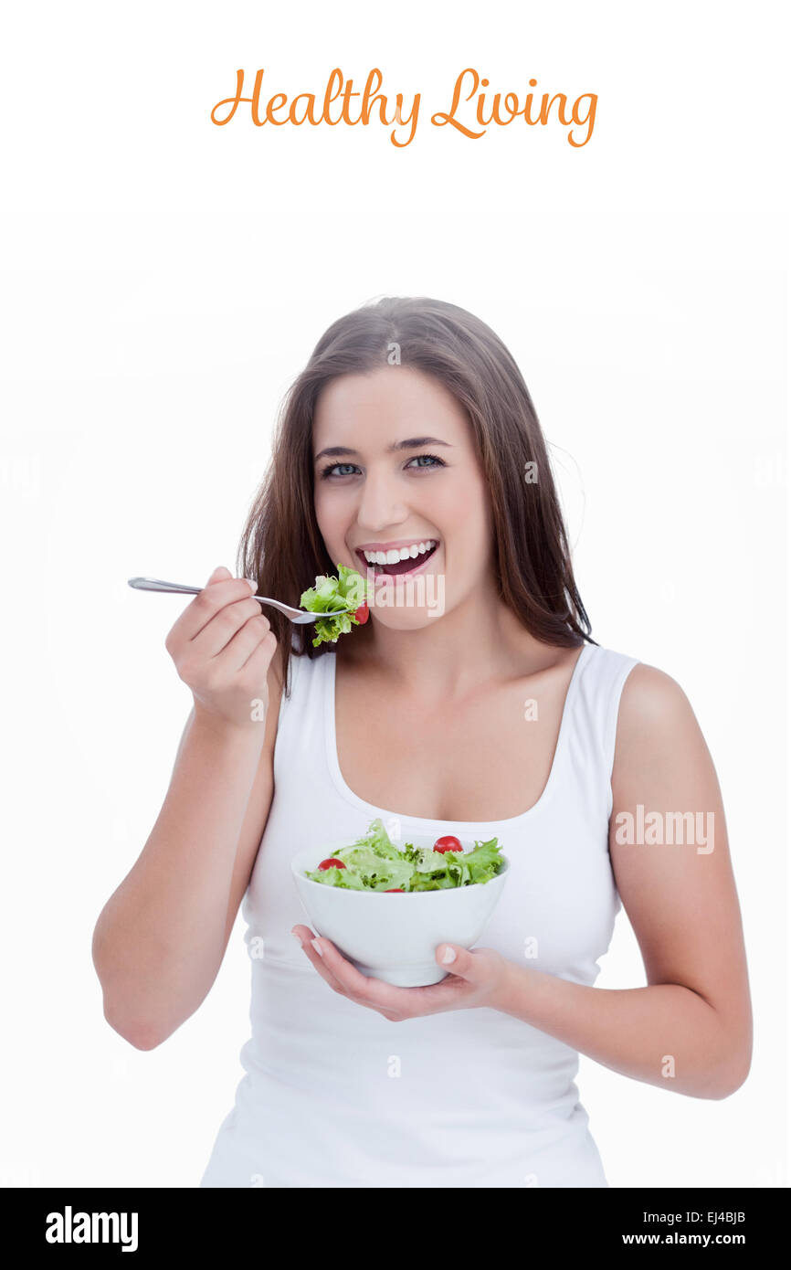 Gesundes Wohnen gegen lächelnde junge Frau Essen einen Salat Stockfoto