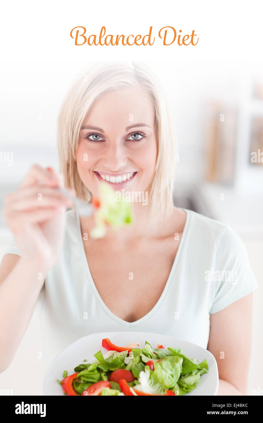 Ausgewogene Ernährung gegen charmante Frau mit Salat Stockfoto
