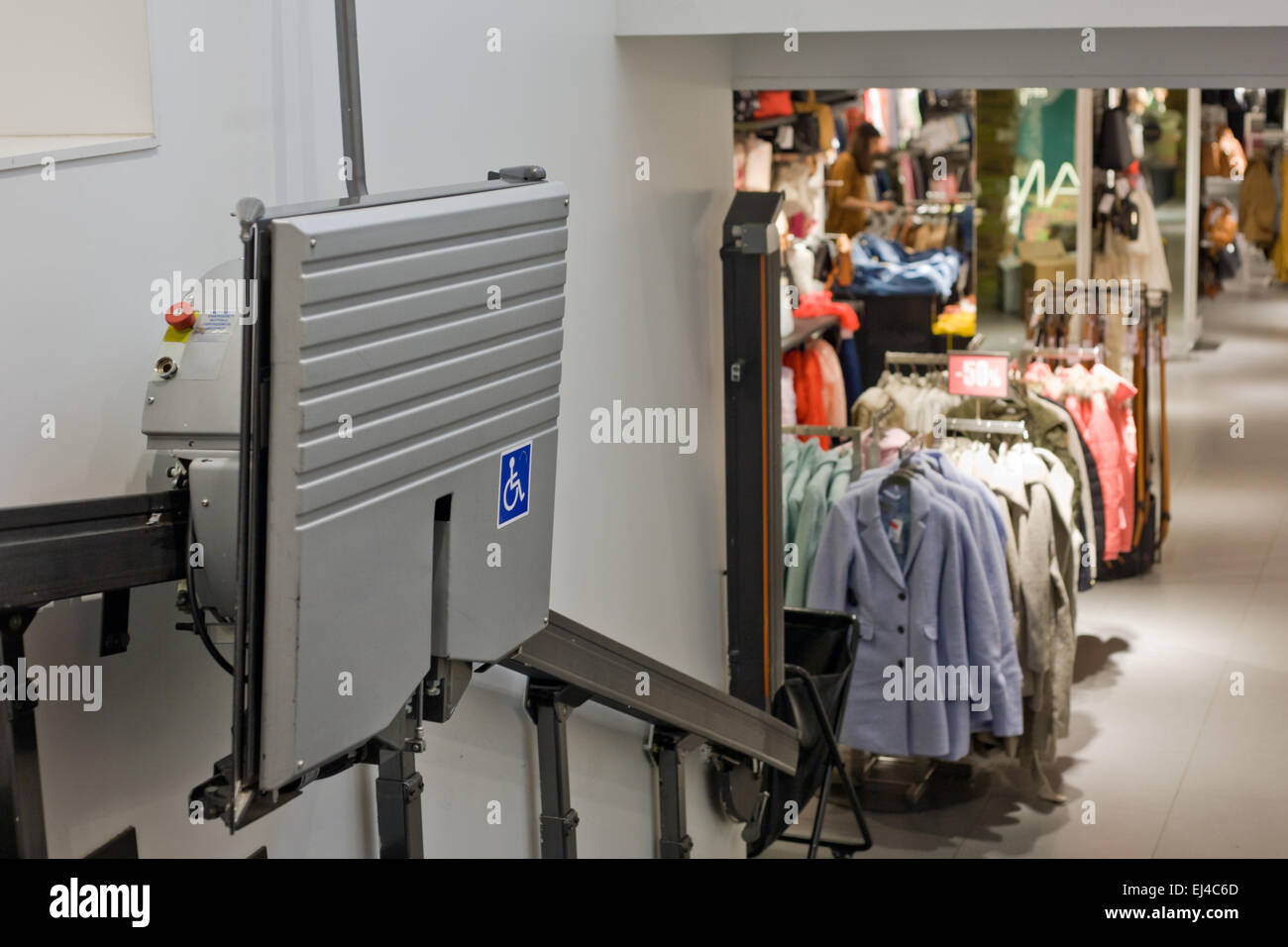 Sessellift für Behinderte und ältere Menschen eine Treppe in ein Bekleidungsgeschäft Stockfoto