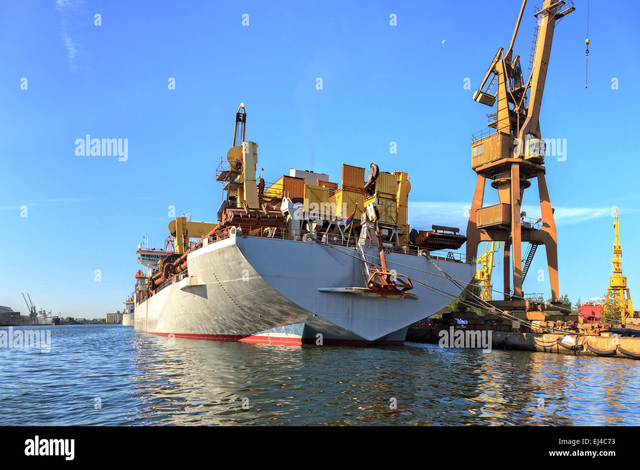 Ein großes Schiff laden Ladung im Hafen von Danzig, Polen. Stockfoto
