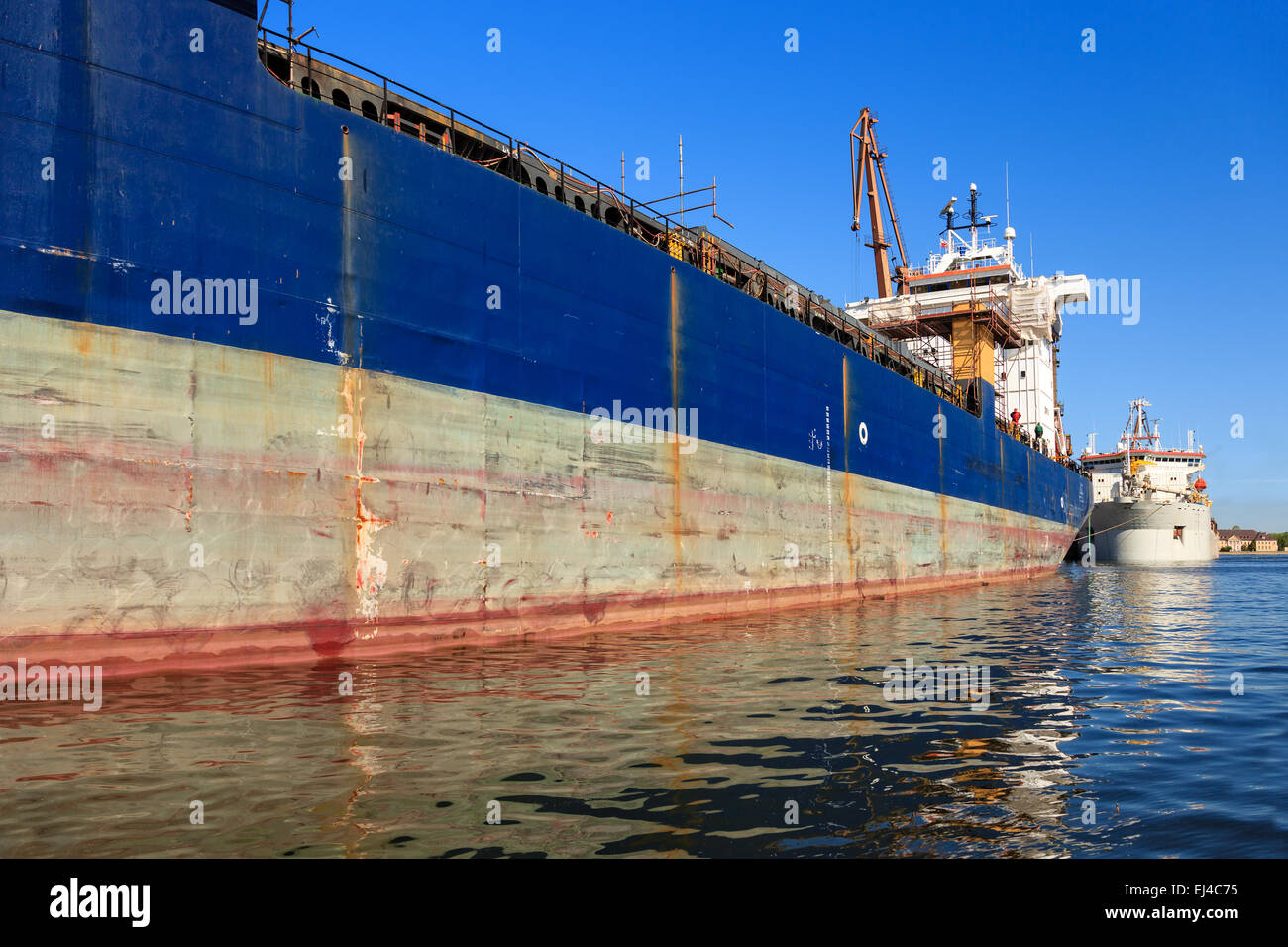 Ein großes Schiff laden Ladung im Hafen von Danzig, Polen. Stockfoto