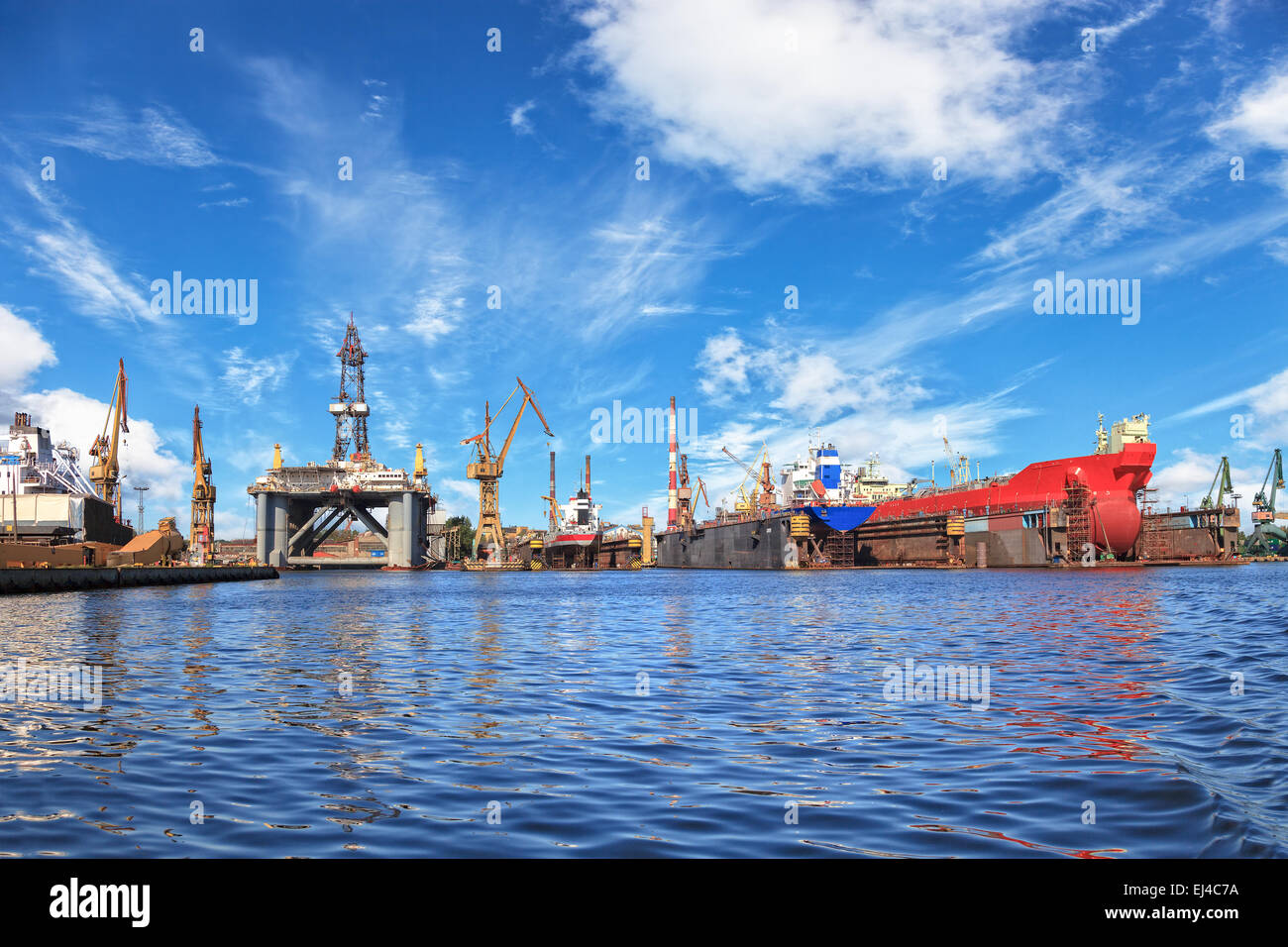 Schiffe am Dock und Öl-Rig in der Werft von Danzig, Polen. Stockfoto
